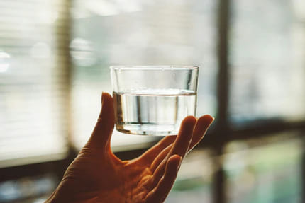 Por que Beber Água Morna ao Acordar? A Ciência da Ayurveda Explica